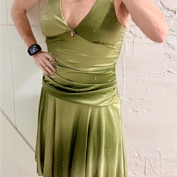 VENUS Dresses & Skirts - VENUS Elegant Green Midi Dress with Brooch